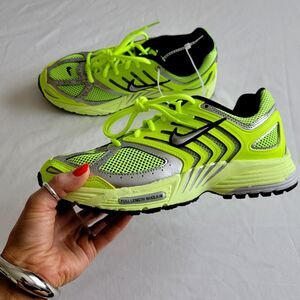 NEW NIKE women's AIR PEGASUS 2K5 in volt, size women's 9